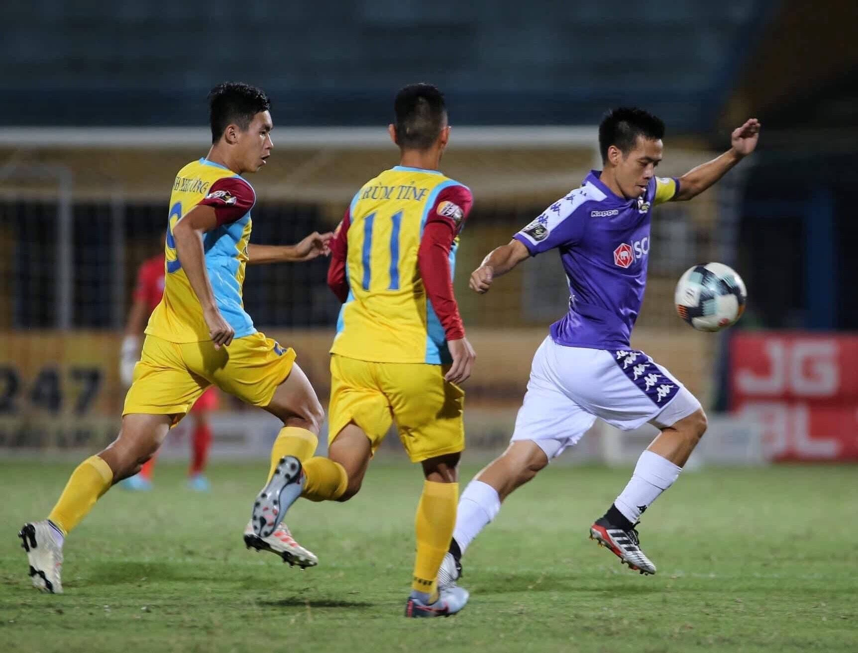 Vòng 15 V-League: HAGL thảm bại, TPHCM đòi lại ngôi đầu